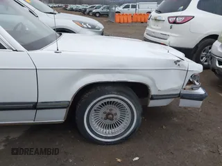 1991 Mercury Grand Marquis z VIN 2MECM75F2MX678620, wystawiony jako IAAI lot #41545796 z przebiegiem 52 567 mil mil oraz . Historia ofert i sprzedaży dostępna na DreamBid. Obrazek 6.