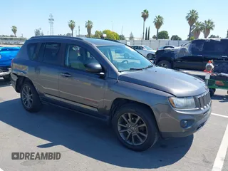 2016 Jeep Compass Sport SE z VIN 1C4NJDBBXGD729747, wystawiony jako IAAI lot #42642509 z przebiegiem 157 774 mil mil oraz . Historia ofert i sprzedaży dostępna na DreamBid. Obrazek 1.