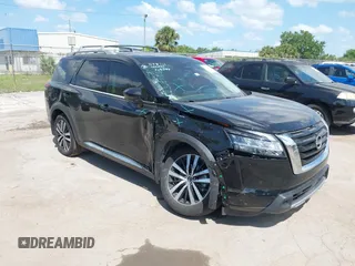 2024 Nissan Pathfinder Platinum z VIN 5N1DR3DJ6RC243508, wystawiony jako IAAI lot #42007758 z przebiegiem 19 729 mil mil oraz . Historia ofert i sprzedaży dostępna na DreamBid. Obrazek 1.