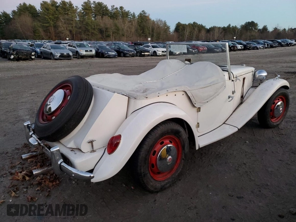 1971 Volkswagen Beetle with VIN 1112313102, listed as a Copart auction lot 82938124 with 3,677 mi miles and Salvage Title. Bid and sale history available at DreamBid. Image 3.