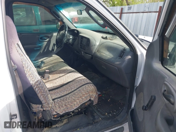 2003 Ford F-150 XL z VIN 2FTPF17Z73CA71197, wystawiony jako IAAI lot #42121486 z przebiegiem 236 800 mil mil oraz . Historia ofert i sprzedaży dostępna na DreamBid. Obrazek 5.