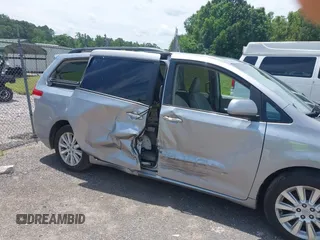 2012 Toyota Sienna XLE z VIN 5TDDK3DCXCS032053, wystawiony jako IAAI lot #42423082 z przebiegiem 338 112 mil mil oraz . Historia ofert i sprzedaży dostępna na DreamBid. Obrazek 6.