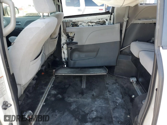 2020 Toyota Sienna LE Auto Access Seat with VIN 5TDKZ3DC2LS081721, listed as a Copart auction lot 63056365 with 67,679 mi miles and Clean title. Bid and sale history available at DreamBid. Image 11.