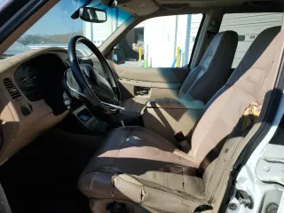 1999 Ford Explorer XLT z VIN 1FMZU32E8XUA72715, wystawiony jako Copart lot #41881985 z przebiegiem 242 982 mil mil oraz Szkoda całkowita • Salvage title. Historia ofert i sprzedaży dostępna na DreamBid. Obrazek 7.