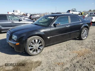 2005 Chrysler 300 300C AWD z VIN 2C3AK63H55H672324, wystawiony jako Copart lot #48790925 z przebiegiem 258 543 mil mil oraz Szkody całkowita. Historia ofert i sprzedaży dostępna na DreamBid. Obrazek 1.