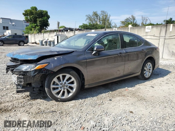 2023 Toyota Camry LE z VIN 4T1C11AK5PU757393, wystawiony jako Copart lot #57822715 z przebiegiem 26 616 mil mil oraz Czysty tytuł • Clean title. Historia ofert i sprzedaży dostępna na DreamBid. Obrazek 1.