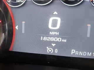2016 GMC Sierra 2500HD Denali z VIN 1GT12UE80GF115452, wystawiony jako IAAI lot #41537973 z przebiegiem 182 800 mil mil oraz . Historia ofert i sprzedaży dostępna na DreamBid. Obrazek 15.