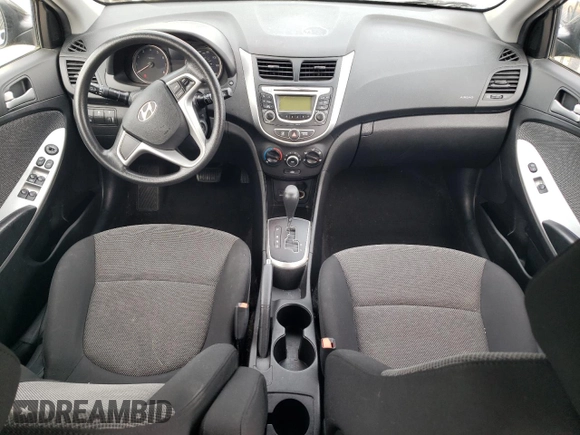 2013 Hyundai Accent GS z VIN KMHCT5AE3DU138539, wystawiony jako Copart lot #57944965 z przebiegiem Nie podano mil oraz Czysty tytuł • Clean title. Historia ofert i sprzedaży dostępna na DreamBid. Obrazek 8.