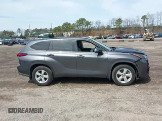 2021 Toyota Highlander L z VIN 5TDCZRBH0MS087637, wystawiony jako IAAI lot #41947861 z przebiegiem 22 626 mil mil oraz . Historia ofert i sprzedaży dostępna na DreamBid. Obrazek 13.
