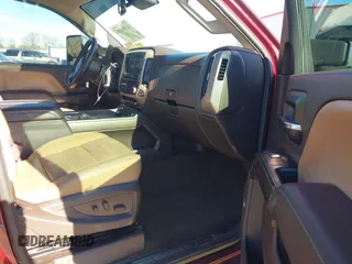 2017 GMC Sierra 2500HD Denali z VIN 1GT12UEY0HF186720, wystawiony jako IAAI lot #41580466 z przebiegiem Nie podano mil oraz . Historia ofert i sprzedaży dostępna na DreamBid. Obrazek 5.