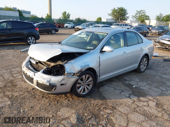 2010 Volkswagen Jetta Limited Edition с VIN 3VWRX7AJ8AM051566, выставлен на аукционе IAAI как лот 42568293 с пробегом 143 017 миль миль и . История ставок и продаж доступна на DreamBid. Изображение 18.