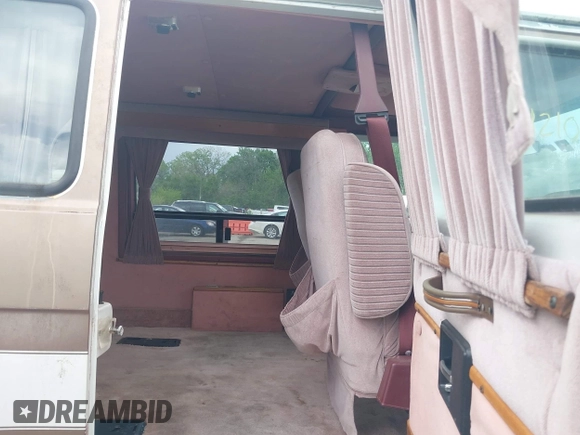1989 Chevrolet Chevy Van z VIN 1GBEG25K3K7108022, wystawiony jako IAAI lot #42105947 z przebiegiem 51 822 mil mil oraz . Historia ofert i sprzedaży dostępna na DreamBid. Obrazek 8.