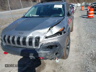 2016 Jeep Cherokee Trailhawk z VIN 1C4PJMBB6GW335837, wystawiony jako IAAI lot #41547478 z przebiegiem 236 483 mil mil oraz . Historia ofert i sprzedaży dostępna na DreamBid. Obrazek 6.
