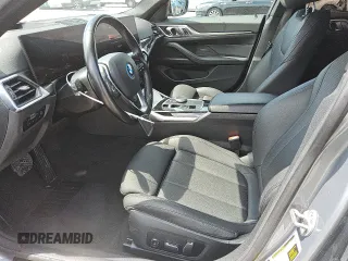 2024 BMW i4 eDrive40 z VIN WBY73AW0XRFS98892, wystawiony jako Copart lot #56057495 z przebiegiem 24 943 mil mil oraz Tytuł czysty. Historia ofert i sprzedaży dostępna na DreamBid. Obrazek 7.