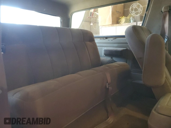 1990 Ford Bronco Custom z VIN 1FMEU15H7LLB32721, wystawiony jako Copart lot #84829284 z przebiegiem 171 424 mil mil oraz Czysty tytuł • Clean title. Historia ofert i sprzedaży dostępna na DreamBid. Obrazek 11.
