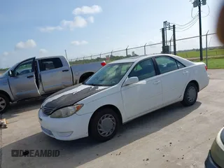 2005 Toyota Camry LE z VIN 4T1BE30K65U568049, wystawiony jako IAAI lot #42453538 z przebiegiem 182 375 mil mil oraz . Historia ofert i sprzedaży dostępna na DreamBid. Obrazek 2.