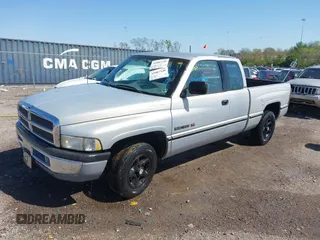 1996 Dodge 1500 z VIN 3B7HC13Y3TG157426, wystawiony jako IAAI lot #42007340 z przebiegiem 138 351 mil mil oraz . Historia ofert i sprzedaży dostępna na DreamBid. Obrazek 2.