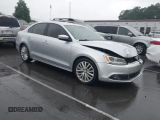 2011 Volkswagen Jetta SEL z VIN 3VWLX7AJ3BM351393, wystawiony jako IAAI lot #42241299 z przebiegiem 130 903 mil mil oraz . Historia ofert i sprzedaży dostępna na DreamBid. Obrazek 1.