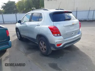 2017 Chevrolet Trax LT z VIN 3GNCJPSB8HL233373, wystawiony jako IAAI lot #40833250 z przebiegiem 117 569 mil mil oraz . Historia ofert i sprzedaży dostępna na DreamBid. Obrazek 3.