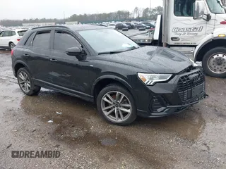 2024 Audi Q3 S line Premium Plus z VIN WA1EECF32R1043458, wystawiony jako IAAI lot #41965598 z przebiegiem 21 524 mil mil oraz . Historia ofert i sprzedaży dostępna na DreamBid. Obrazek 1.