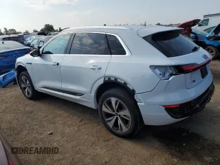 2024 Audi Q8 e-tron Premium z VIN WA14AAGE2RB015813, wystawiony jako Copart lot #61265424 z przebiegiem 1315 mil mil oraz Szkody całkowita. Historia ofert i sprzedaży dostępna na DreamBid. Obrazek 2.