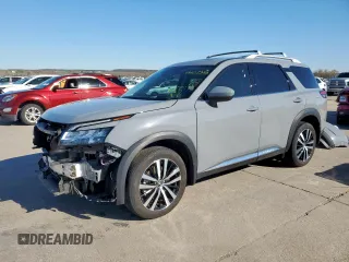 2024 Nissan Pathfinder Platinum z VIN 5N1DR3DG2RC232199, wystawiony jako Copart lot #49607345 z przebiegiem 18 633 mil mil oraz Szkoda całkowita • Salvage title. Historia ofert i sprzedaży dostępna na DreamBid. Obrazek 1.