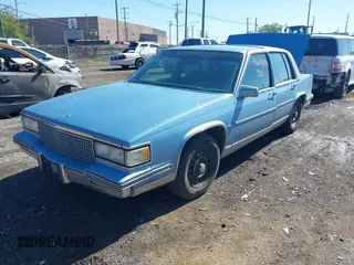 1988 Cadillac Fleetwood z VIN 1G6CB5152J4228237, wystawiony jako IAAI lot #42232983 z przebiegiem Nie podano mil oraz . Historia ofert i sprzedaży dostępna na DreamBid. Obrazek 2.