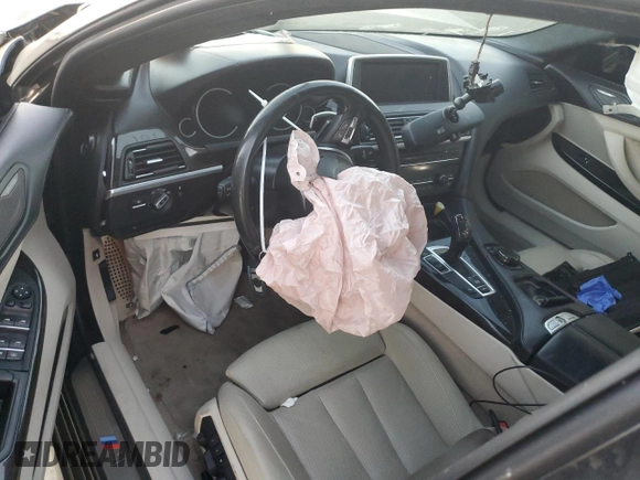 2015 BMW 6 Series 640i z VIN WBA6A0C59FD318390, wystawiony jako Copart lot #87831165 z przebiegiem Nie podano mil oraz Szkoda całkowita • Salvage title. Historia ofert i sprzedaży dostępna na DreamBid. Obrazek 8.