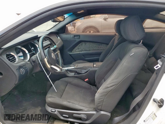 2013 Ford Mustang V6 z VIN 1ZVBP8AM1D5279002, wystawiony jako Copart lot #57902395 z przebiegiem 172 324 mil mil oraz Szkoda całkowita • Salvage title. Historia ofert i sprzedaży dostępna na DreamBid. Obrazek 7.