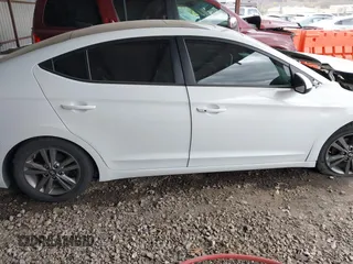 2017 Hyundai Elantra SE z VIN 5NPD84LF7HH181890, wystawiony jako IAAI lot #41823659 z przebiegiem 64 787 mil mil oraz . Historia ofert i sprzedaży dostępna na DreamBid. Obrazek 5.