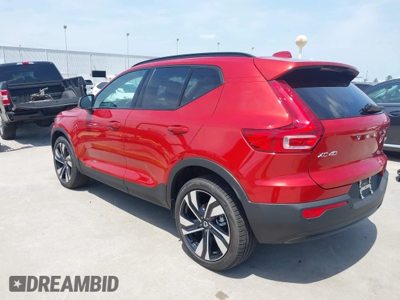 2025 Volvo XC40 Ultimate Dark Theme z VIN YV4L12UM3S2529546, wystawiony jako IAAI lot #42270947 z przebiegiem 787 mil mil oraz . Historia ofert i sprzedaży dostępna na DreamBid. Obrazek 3.