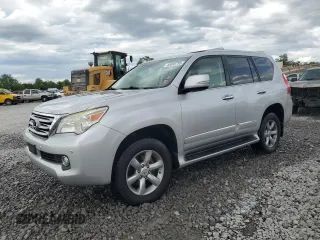 2012 Lexus GX 460 z VIN JTJBM7FX6C5049282, wystawiony jako Copart lot #55038795 z przebiegiem 150 103 mil mil oraz Szkoda całkowita • Salvage title. Historia ofert i sprzedaży dostępna na DreamBid. Obrazek 1.