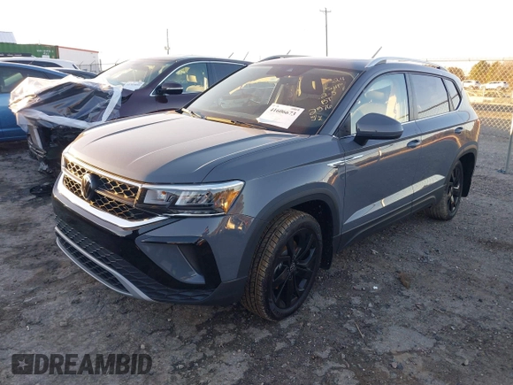 2024 Volkswagen Taos SE z VIN 3VVEX7B22RM112576, wystawiony jako IAAI lot #41606673 z przebiegiem 141 mil mil oraz . Historia ofert i sprzedaży dostępna na DreamBid. Obrazek 2.