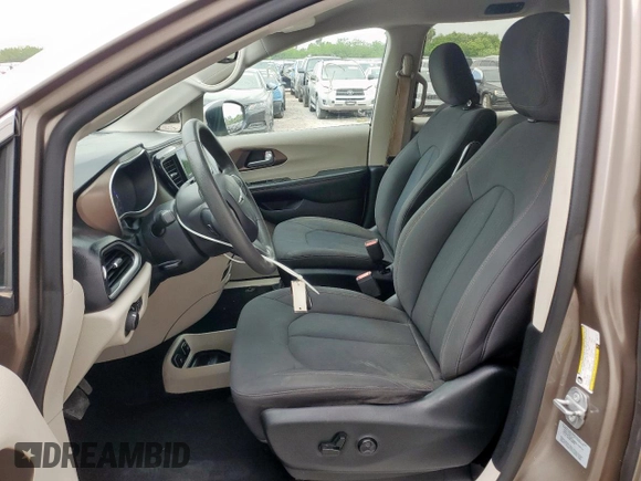 2017 Chrysler Pacifica Touring with VIN 2C4RC1DGXHR577647, listed as a Copart auction lot 57860695 with 138,936 mi miles and Clean title. Bid and sale history available at DreamBid. Image 7.