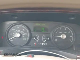 2006 Lincoln Town Car Signature z VIN 1LNHM81W66Y604098, wystawiony jako IAAI lot #42063391 z przebiegiem 93 541 mil mil oraz . Historia ofert i sprzedaży dostępna na DreamBid. Obrazek 7.