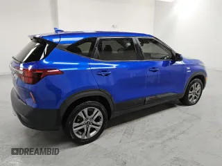 2023 Kia Seltos LX z VIN KNDEPCAA4P7462072, wystawiony jako Copart lot #46909565 z przebiegiem 54 268 mil mil oraz Tytuł czysty. Historia ofert i sprzedaży dostępna na DreamBid. Obrazek 3.