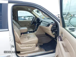 2010 Cadillac Escalade EXT z VIN 3GYVKLEF4AG171775, wystawiony jako IAAI lot #42413511 z przebiegiem Nie podano mil oraz . Historia ofert i sprzedaży dostępna na DreamBid. Obrazek 5.