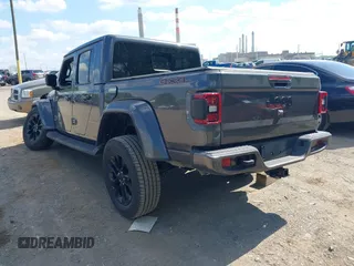 2021 Jeep Gladiator High Altitude z VIN 1C6HJTFG1ML597581, wystawiony jako IAAI lot #42191690 z przebiegiem 47 740 mil mil oraz . Historia ofert i sprzedaży dostępna na DreamBid. Obrazek 3.