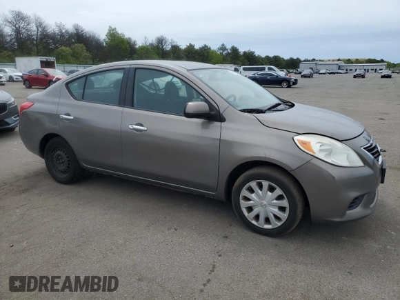2012 Nissan Versa SV z VIN 3N1CN7AP6CL921037, wystawiony jako Copart lot #58689265 z przebiegiem 107 697 mil mil oraz Szkoda całkowita • Salvage title. Historia ofert i sprzedaży dostępna na DreamBid. Obrazek 4.