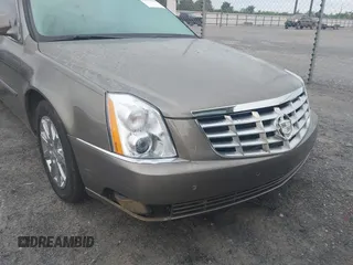 2011 Cadillac DTS Luxury Collection z VIN 1G6KD5E68BU128508, wystawiony jako IAAI lot #42103418 z przebiegiem 121 654 mil mil oraz . Historia ofert i sprzedaży dostępna na DreamBid. Obrazek 6.