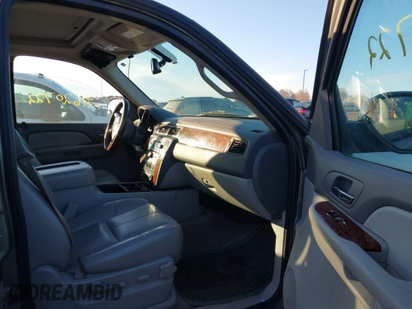 2008 Chevrolet Suburban LTZ with VIN 1GNFK16368R164170, listed as a IAAI auction lot 41620722 with 278,634 mi miles. Bid and sale history available at carsss.com. Image 5.