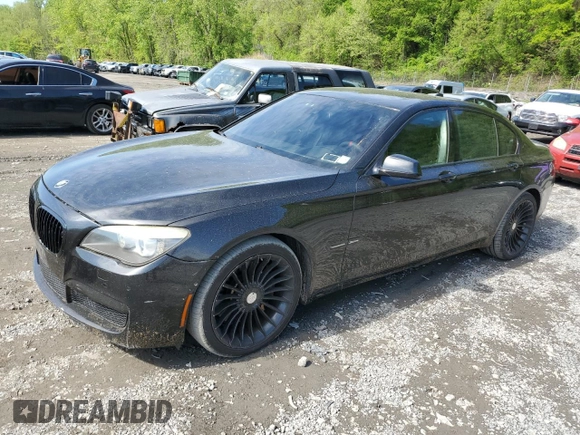 2010 BMW 7 Series 750i xDrive z VIN WBAKC6C51AC393403, wystawiony jako Copart lot #55905495 z przebiegiem 126 744 mil mil oraz Czysty tytuł • Clean title. Historia ofert i sprzedaży dostępna na DreamBid. Obrazek 1.