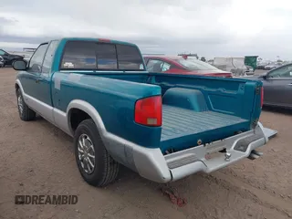 1994 Chevrolet S-10 LS with VIN 1GCCS19W4R8181235, listed as a IAAI auction lot 41710054 with 203,150 mi miles and . Bid and sale history available at DreamBid. Image 3.
