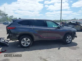 2022 Toyota Highlander L z VIN 5TDCZRAH4NS543318, wystawiony jako IAAI lot #42153681 z przebiegiem 56 196 mil mil oraz . Historia ofert i sprzedaży dostępna na DreamBid. Obrazek 13.
