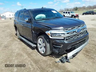 2024 Ford Expedition Platinum z VIN 1FMJU1M8XREA69417, wystawiony jako IAAI lot #41802944 z przebiegiem 17 572 mil mil oraz . Historia ofert i sprzedaży dostępna na DreamBid. Obrazek 1.
