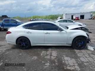 2018 Infiniti Q70 Luxe z VIN JN1BY1AR4JM220503, wystawiony jako IAAI lot #42208973 z przebiegiem 70 720 mil mil oraz . Historia ofert i sprzedaży dostępna na DreamBid. Obrazek 14.