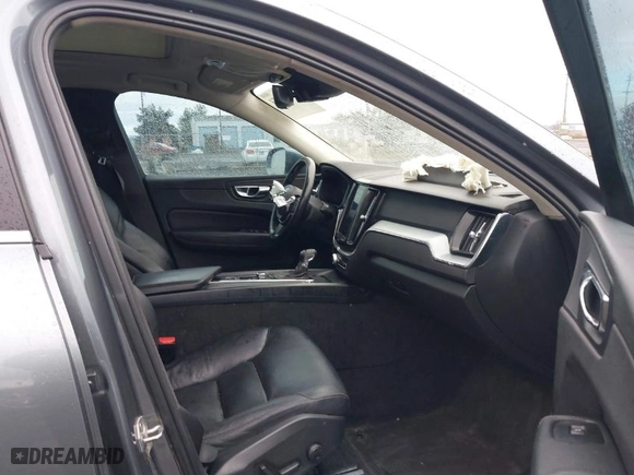 2018 Volvo XC60 Momentum with VIN YV4A22RK3J1093832, listed as a IAAI auction lot 40917553 with 115,056 mi miles. Bid and sale history available at carsss.com. Image 5.