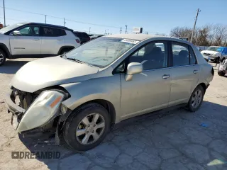 2008 Nissan Versa S z VIN 3N1BC11E48L449005, wystawiony jako Copart lot #45489465 z przebiegiem 157 254 mil mil oraz Szkoda całkowita • Salvage title. Historia ofert i sprzedaży dostępna na DreamBid. Obrazek 1.