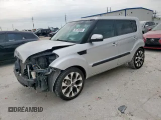 2013 Kia Soul + z VIN KNDJT2A66D7483811, wystawiony jako Copart lot #56746085 z przebiegiem 161 371 mil mil oraz Szkody całkowita. Historia ofert i sprzedaży dostępna na DreamBid. Obrazek 1.