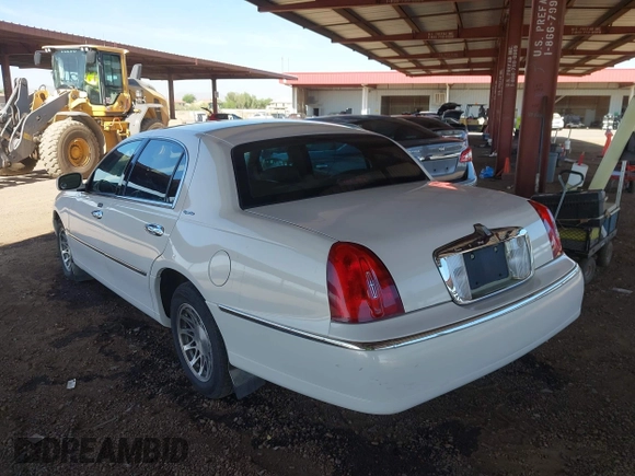 2000 Lincoln Town Car Signature with VIN 1LNHM82W1YY916055, listed as a IAAI auction lot 42488210 with 189,149 mi miles and . Bid and sale history available at DreamBid. Image 3.